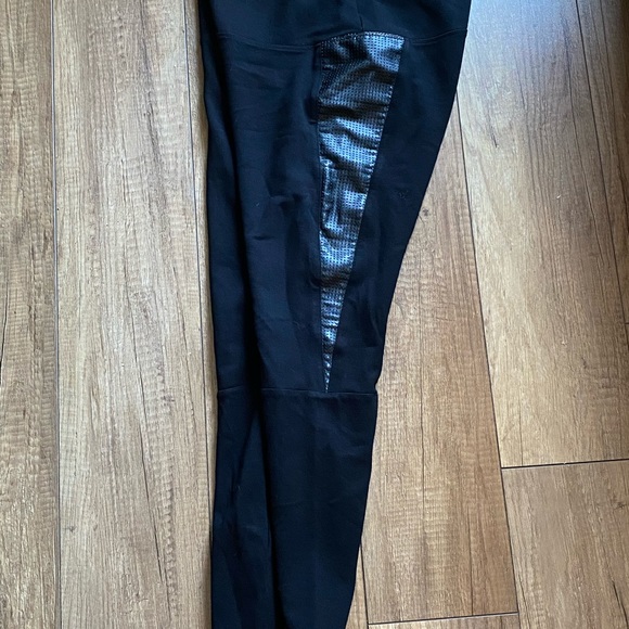 Lysse high waist legging with vegan leather detail - Picture 3 of 5